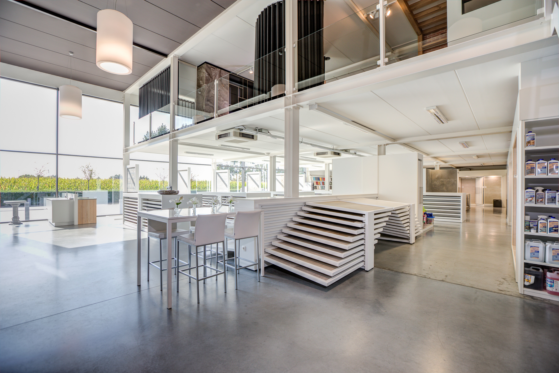 De toonzaal van het natuursteenbedrijf Pauwels, Tegels Eeklo. Natuursteen Keukenbladen op maat en Kachels. Maatwerk in natuursteen is ons sterktepunt. In de Showroom worden Tegels verkocht en er is ook een groot atelier waar platen Natuursteen uit steengroeves wordt verzaagd op maat. Steenkapperij, steenhouwerij, polieren en bewerken van natuursteen. Sierschouwen en schouwmantels in natuursteen. Schoorsteentechniek. Inbouwkachels en vrijstaande kachels, Kurt Pauwels verzorgt het ontwerp en de realisatie van vloeren, trappen, badkamers en keukens in Natuursteen. Pauwels Tegels en Natuursteen is actief in Eeklo, Maldegem, Lievegem, Lovendegem, Waarschoot, Kaprijke, Bassevelde, Assenede, Evergem, Knokke-Heist, Cadzand, Retranchement, Sluis, Breskens.