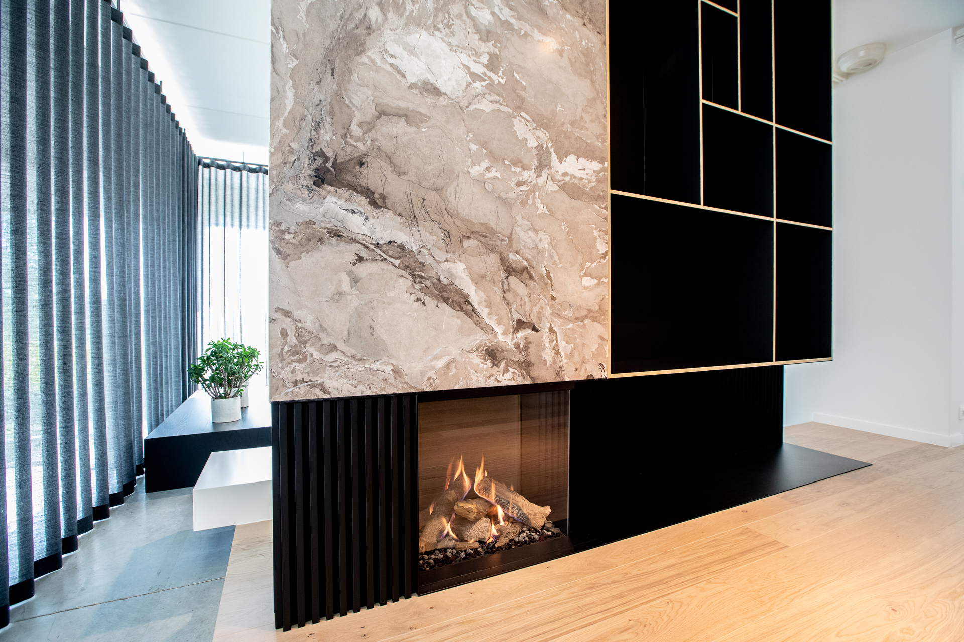 De toonzaal van het natuursteenbedrijf Pauwels, Tegels Eeklo. Natuursteen Keukenbladen op maat en Kachels. Maatwerk in natuursteen is ons sterktepunt. In de Showroom worden Tegels verkocht en er is ook een groot atelier waar platen Natuursteen uit steengroeves wordt verzaagd op maat. Steenkapperij, steenhouwerij, polieren en bewerken van natuursteen. Sierschouwen en schouwmantels in natuursteen. Schoorsteentechniek. Inbouwkachels en vrijstaande kachels, Kurt Pauwels verzorgt het ontwerp en de realisatie van vloeren, trappen, badkamers en keukens in Natuursteen. Pauwels Tegels en Natuursteen is actief in Eeklo, Maldegem, Lievegem, Lovendegem, Waarschoot, Kaprijke, Bassevelde, Assenede, Evergem, Knokke-Heist, Cadzand, Retranchement, Sluis, Breskens.