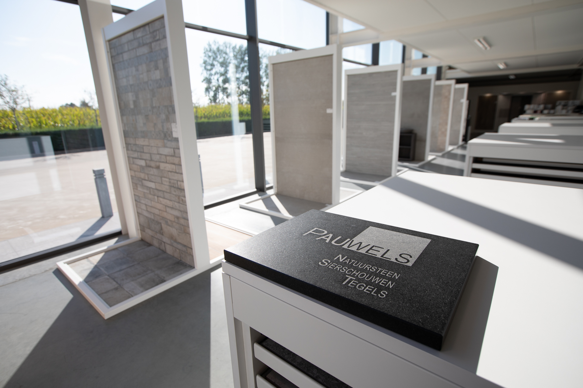 steenhouwerij, tegels Eeklo, tegels badkamer, tuintegels, vensterbank, natuursteen, vloertegels, showroom, toonzaal Pauwels