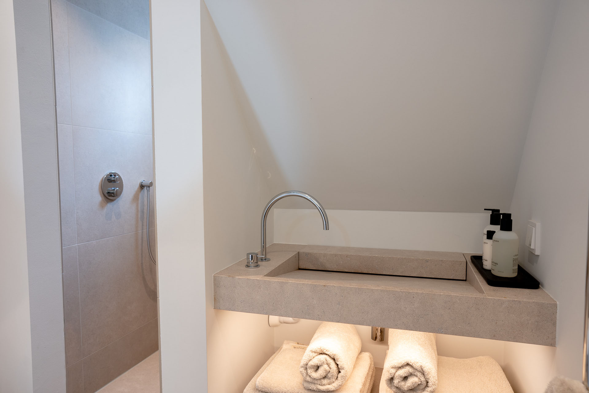 badkamer met tegels in natuursteen