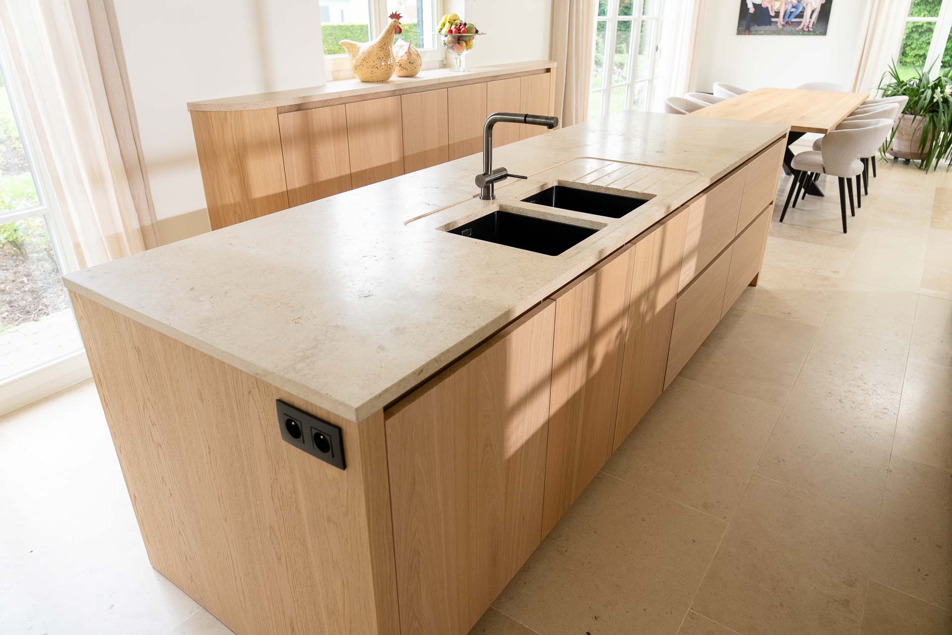 Realisatie in Watervliet Keuken met tegels en werkblad, keukenblad in marmer van Pauwels natuursteen. Tegels natuursteen kachels Sint-Laureins Maldegem Lievegem Lovendegem Evergem