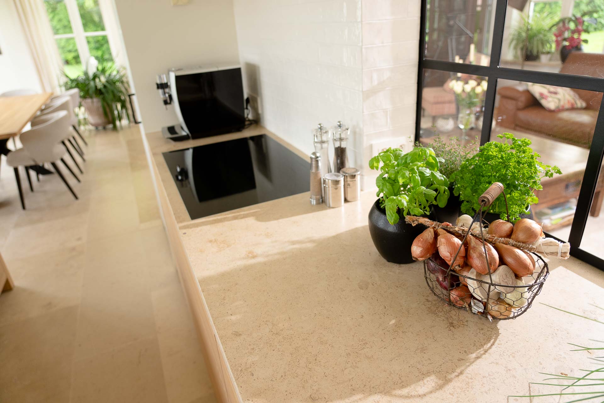 Keuken Realisatie in Watervliet landelijke Keuken met tegels en werkblad, keukenblad in natuursteen marmer van Pauwels natuursteen. Tegels natuursteen kachels Sint-Laureins Maldegem Lievegem Lovendegem Evergem